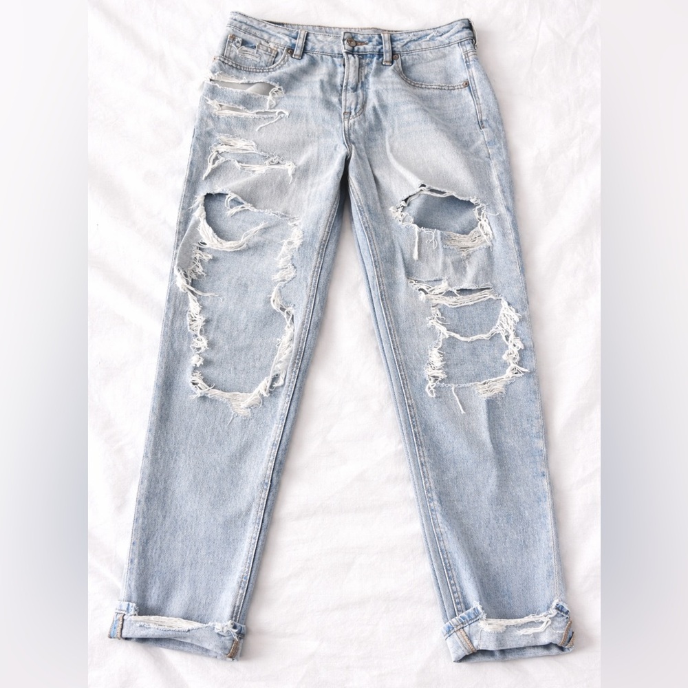 American Eagle High Rise Mom Jeans Size 8 Distressed Brand new
